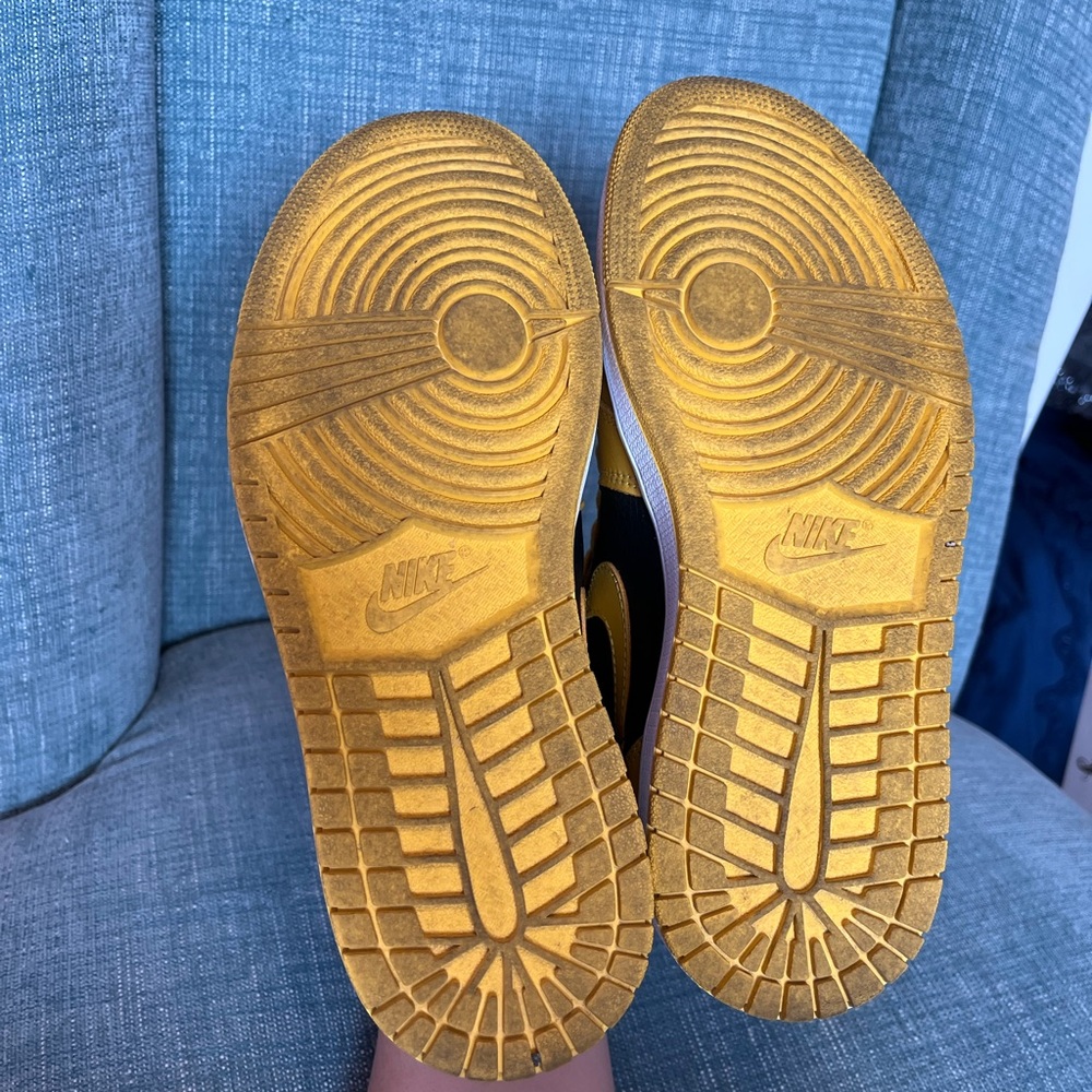 Air Jordan 1 Retro High OG 'Pollen' Sneakers - Picture 5 of 5